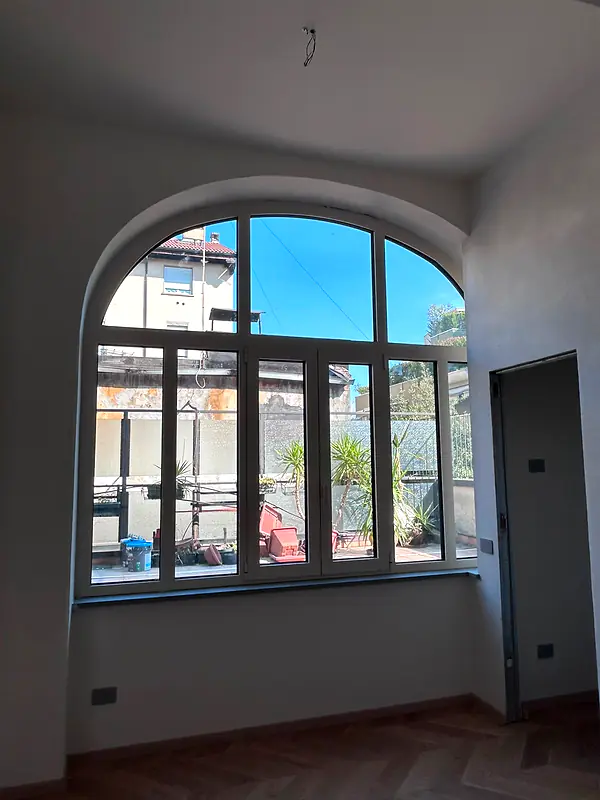 Infisso centinato in alluminio visto dall'interno