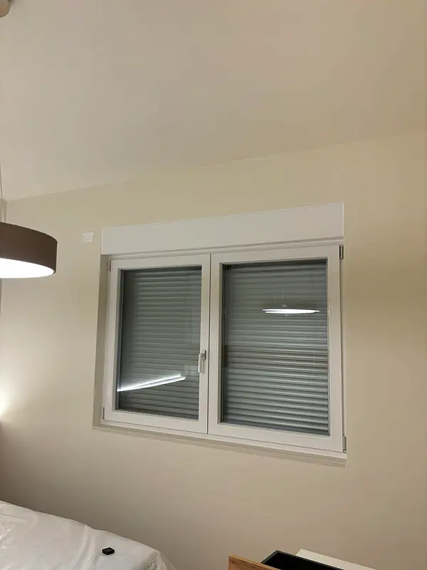 Infisso bianco in PVC con avvolgibile motorizzato