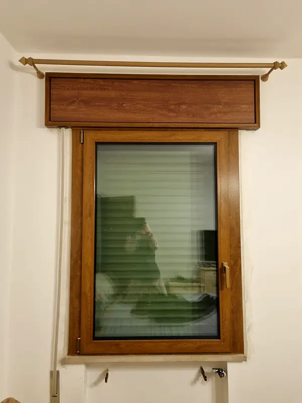 Infisso in PVC effetto legno con cassonetto in tinta