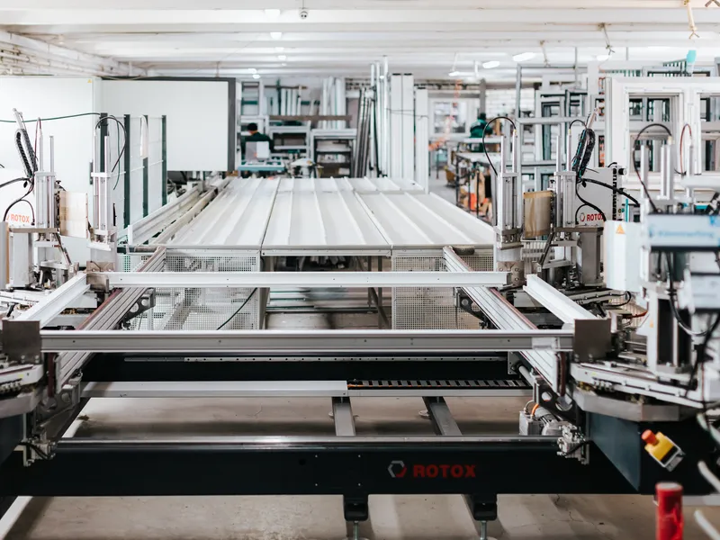 Linea di saldatura dei telai in PVC in produzione