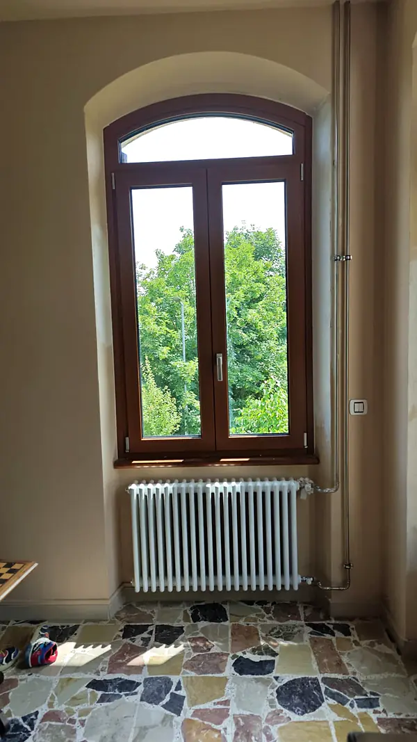 Finestra centinata con sopraluce in PVC effetto legno