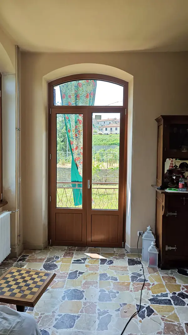 Portafinestra centinata effetto legno con sopraluce