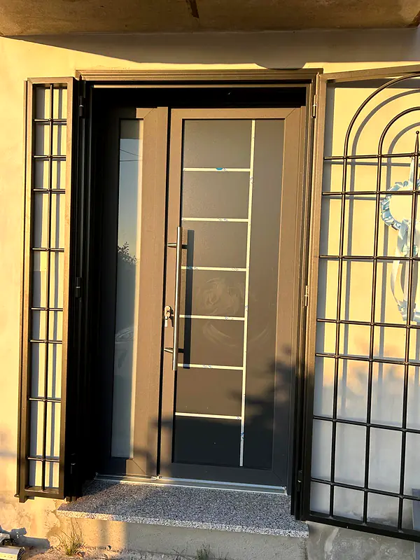Portoncino antracite con inserti in acciaio e grate laterali