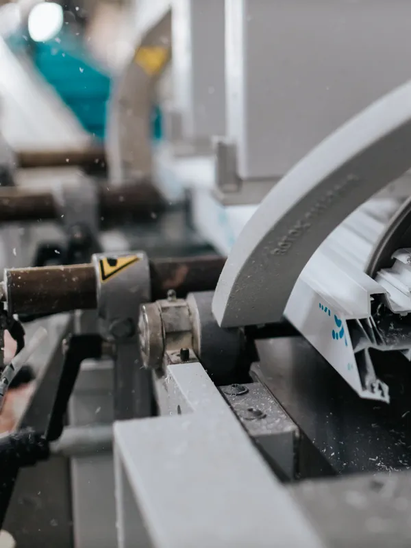 Taglio di un profilo in PVC durante la produzione